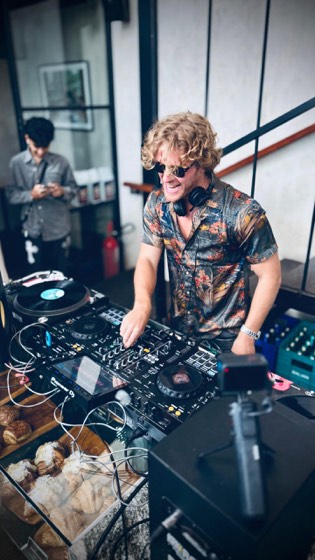 Mike playing a set.